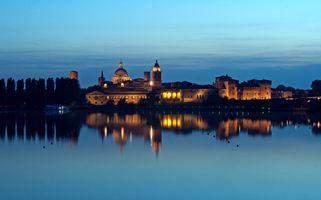 Mantova: bella vista della città serale